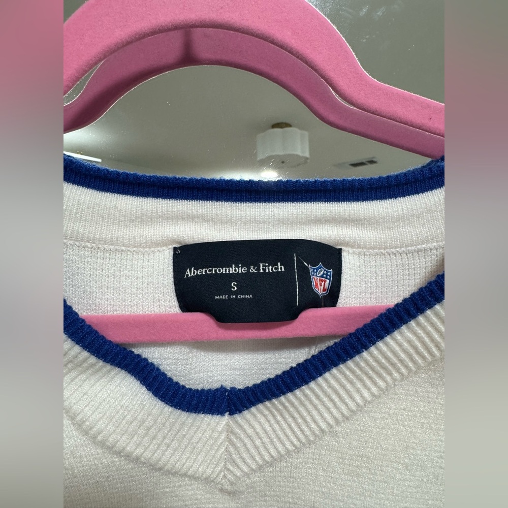 Abercrombie & Fitch NFL Sweater Buffalo Bills LuxeLoft V-Neck - Picture 4 of 4